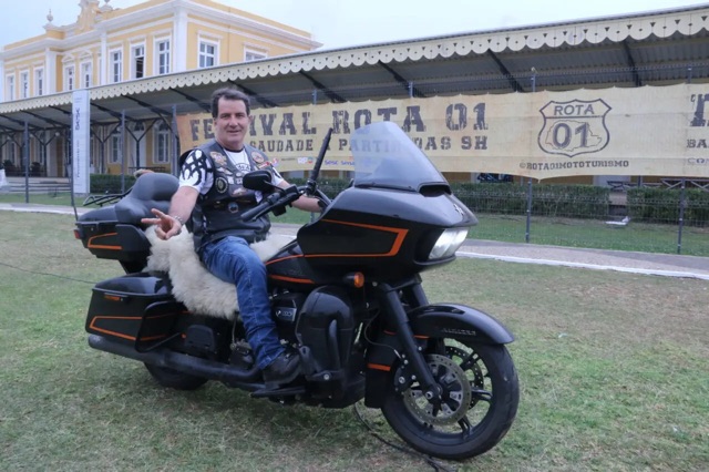 Motociclista viaja 2.300 Km para vir a festival em Ponta Grossa Motociclista viaja 2.300 Km para vir a festival em Ponta Grossa