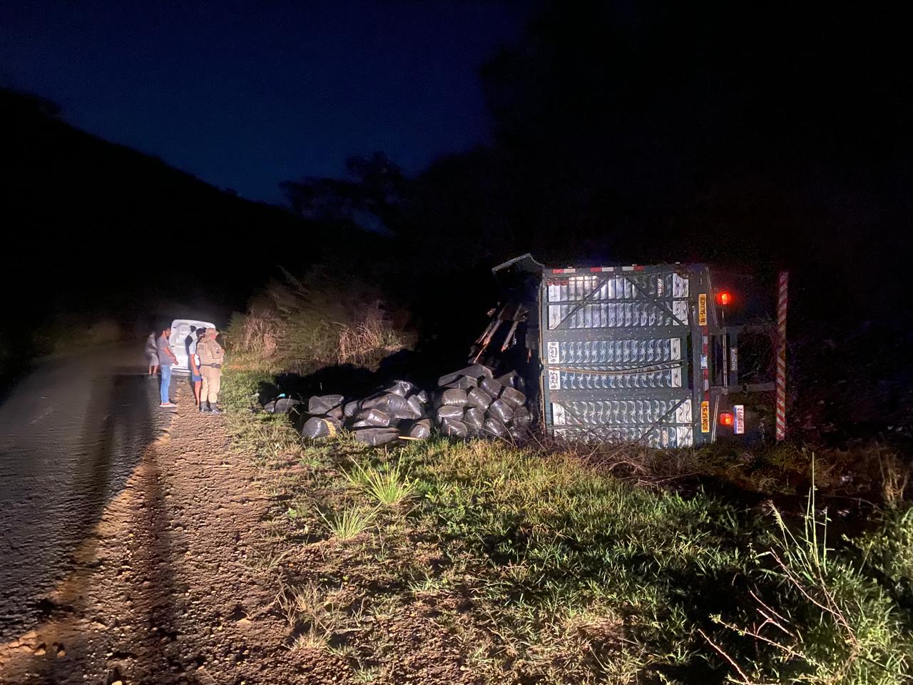 Caminhão boiadeiro tombou na BR 330 oeste