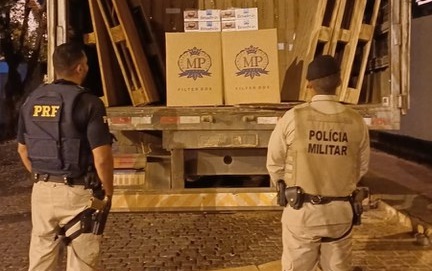 Em operação conjunta, PRF intercepta 750.000 maços de cigarros contrabandeados na BR-030 Em operação conjunta, PRF intercepta 750.000 maços de cigarros contrabandeados na BR-030