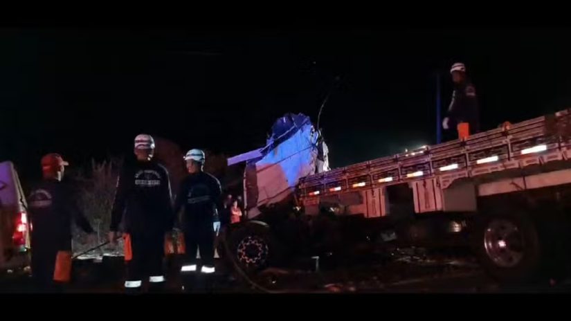 Batida entre caminhão e ônibus deixa 24 pessoas mortas e seis feridas no norte da Bahia Batida entre caminhão e ônibus deixa 24 pessoas mortas e seis feridas no norte da Bahia