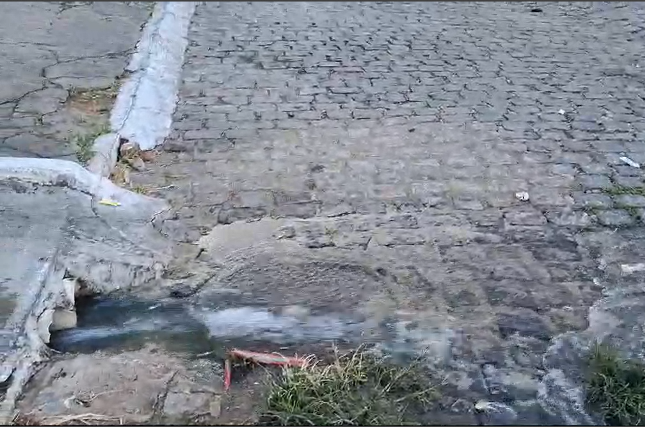 Moradores da Rua São Benedito cobram do Hospital Prado Valadares o fim do vazamento de água na rua Moradores da Rua São Benedito cobram do Hospital Prado Valadares o fim do vazamento de água na rua