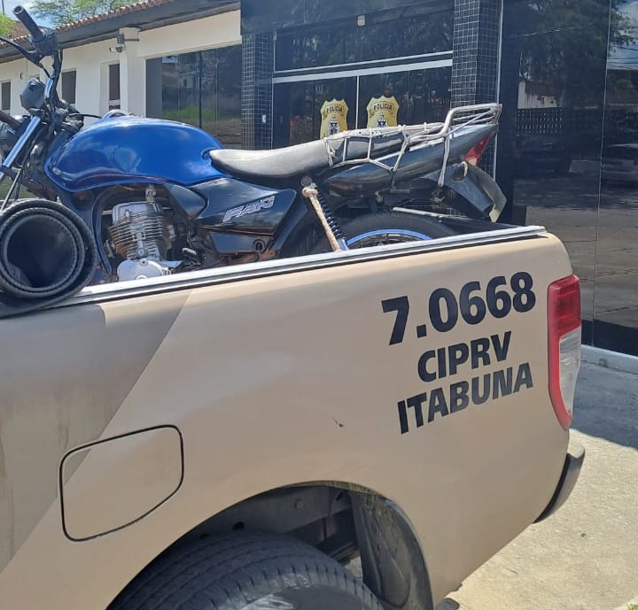 Suspeito abandonou a moto e fugiu, veículo estava adulterado