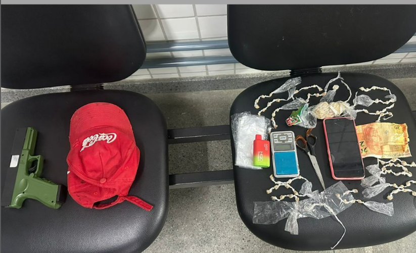 Adolescente detido com 79 pedras de crack no residencial Colinas Adolescente detido com 79 pedras de crack no residencial Colinas