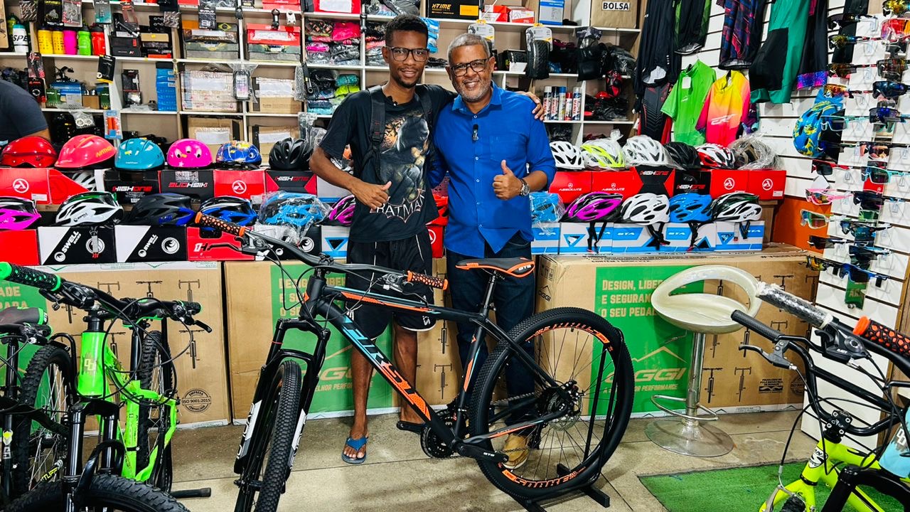 Thiago Alves, de Jequié, Recebe Bicicleta da COOBMA ao Superar Desafios e Garantir Vaga em Medicina na UESB. Thiago Alves, de Jequié, Recebe Bicicleta da COOBMA ao Superar Desafios e Garantir Vaga em Medicina na UESB.