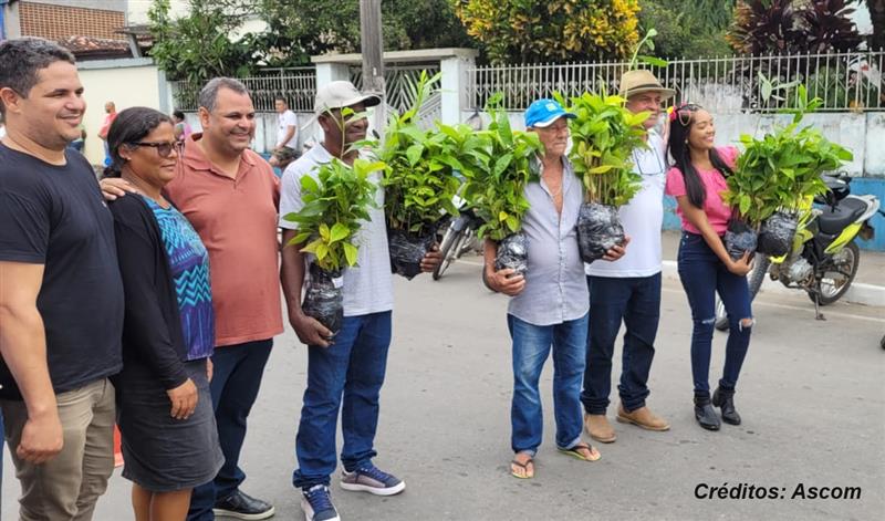 Secretaria de Meio Ambiente fez a distribuição de 4.300 mudas de Árvores Frutíferas e Essências Florestais na Expo feira Secretaria de Meio Ambiente fez a distribuição de 4.300 mudas de Árvores Frutíferas e Essências Florestais na Expo feira