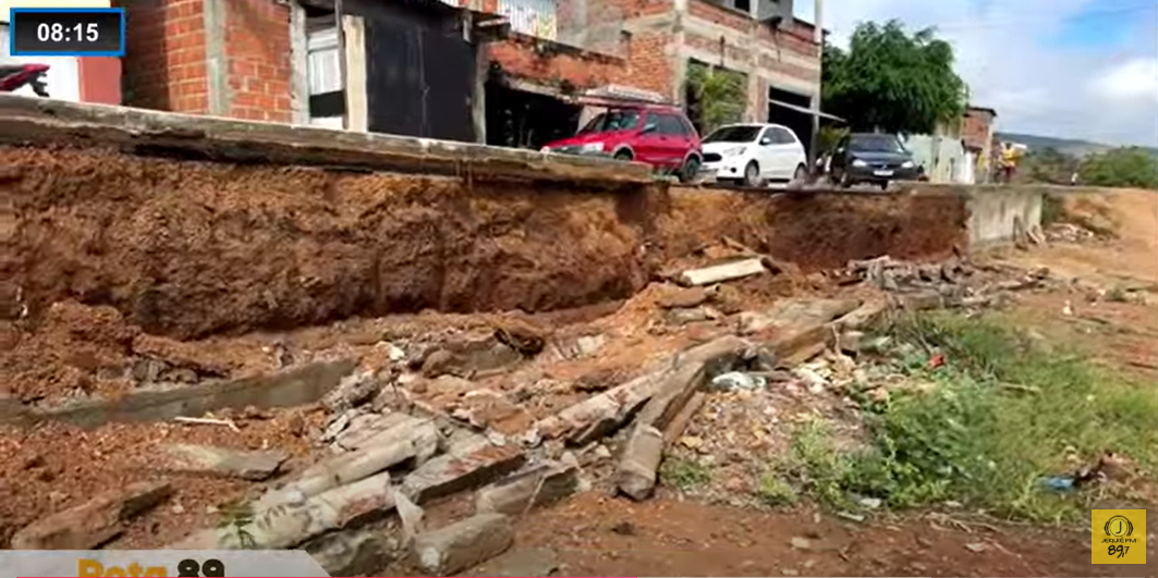 Muro de contenção da Rua Nazaré desabou durante a forte chuva que caiu em Jequié Muro de contenção da Rua Nazaré desabou durante a forte chuva que caiu em Jequié