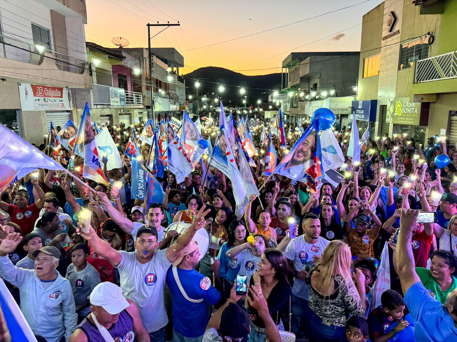 Com público histórico, Vinicius Costa lota comício em Manoel Vitorino Com público histórico, Vinicius Costa lota comício em Manoel Vitorino