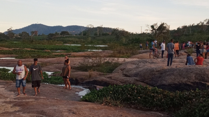 Ipiaú: Continuam buscas por adolescente desaparecido no Rio das Contas; colega morreu no HGI após se afogar Ipiaú: Continuam buscas por adolescente desaparecido no Rio das Contas; colega morreu no HGI após se afogar