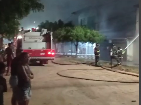 BOMBEIROS DO 8° BBM COMBATEM INCÊNDIO EM RESIDÊNCIA NA CIDADE DE JEQUIÉ BOMBEIROS DO 8° BBM COMBATEM INCÊNDIO EM RESIDÊNCIA NA CIDADE DE JEQUIÉ