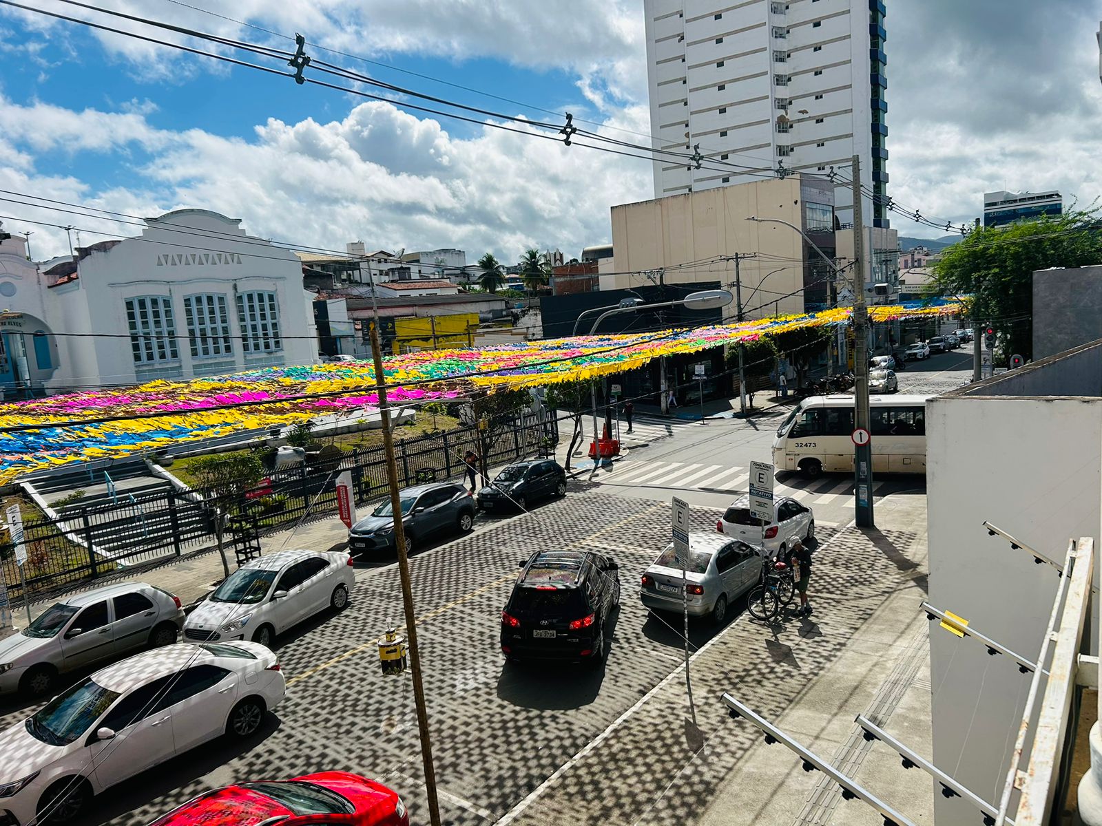 Está proibida passagem de caminhões da região central de Jequié para evitar danos a decoração junina Está proibida passagem de caminhões da região central de Jequié para evitar danos a decoração junina