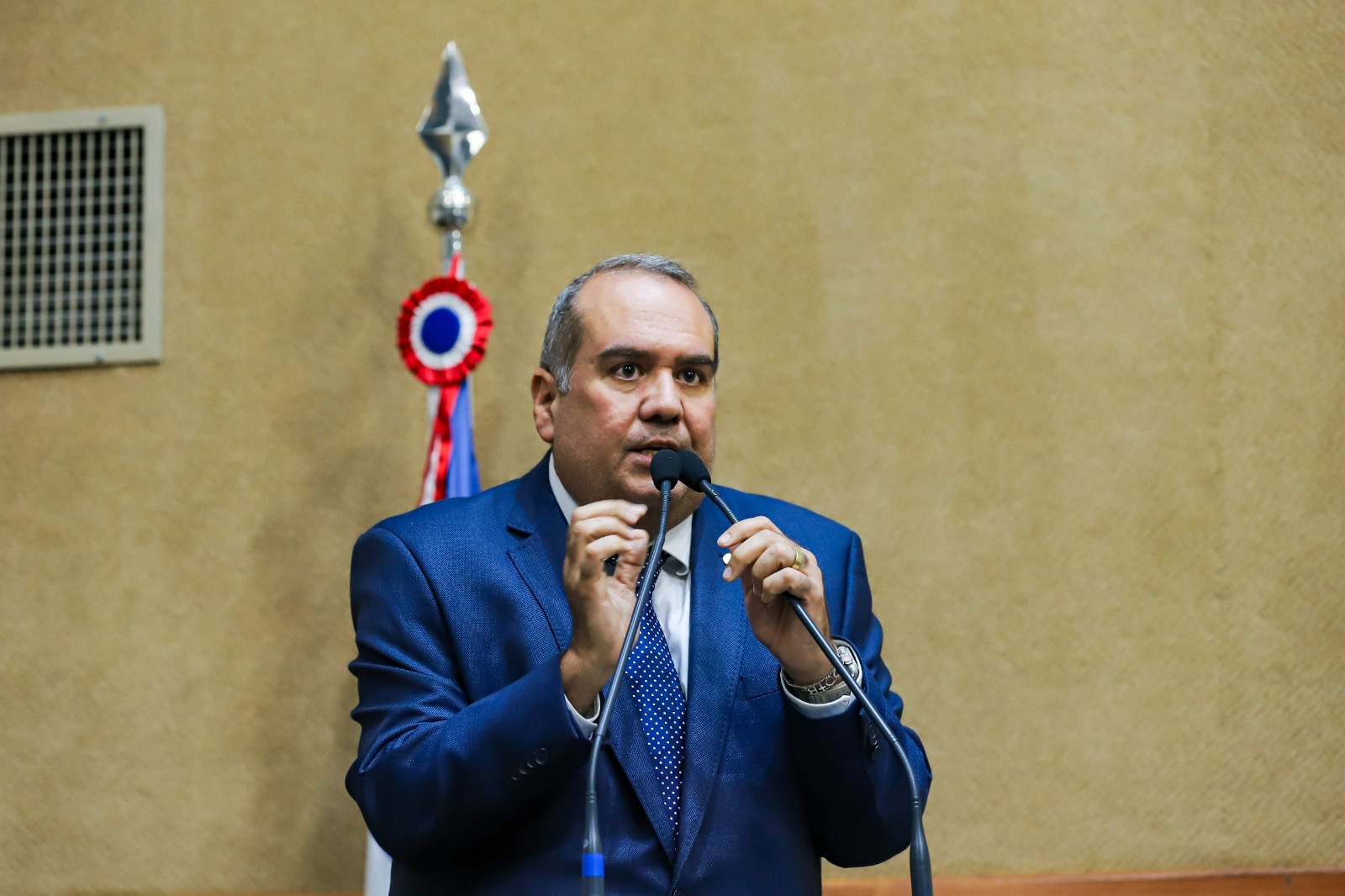 Sandro Régis comemora aprovação de Projeto de Lei que prevê restrições a invasores de terra
