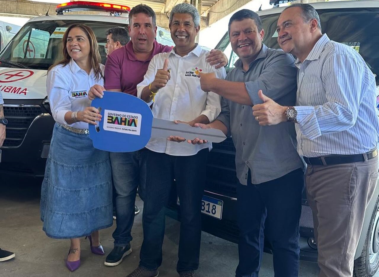 Prefeito João Vei recebeu a chave de uma nova ambulância para o município de Lafaiete Coutinho Prefeito João Vei recebeu a chave de uma nova ambulância para o município de Lafaiete Coutinho