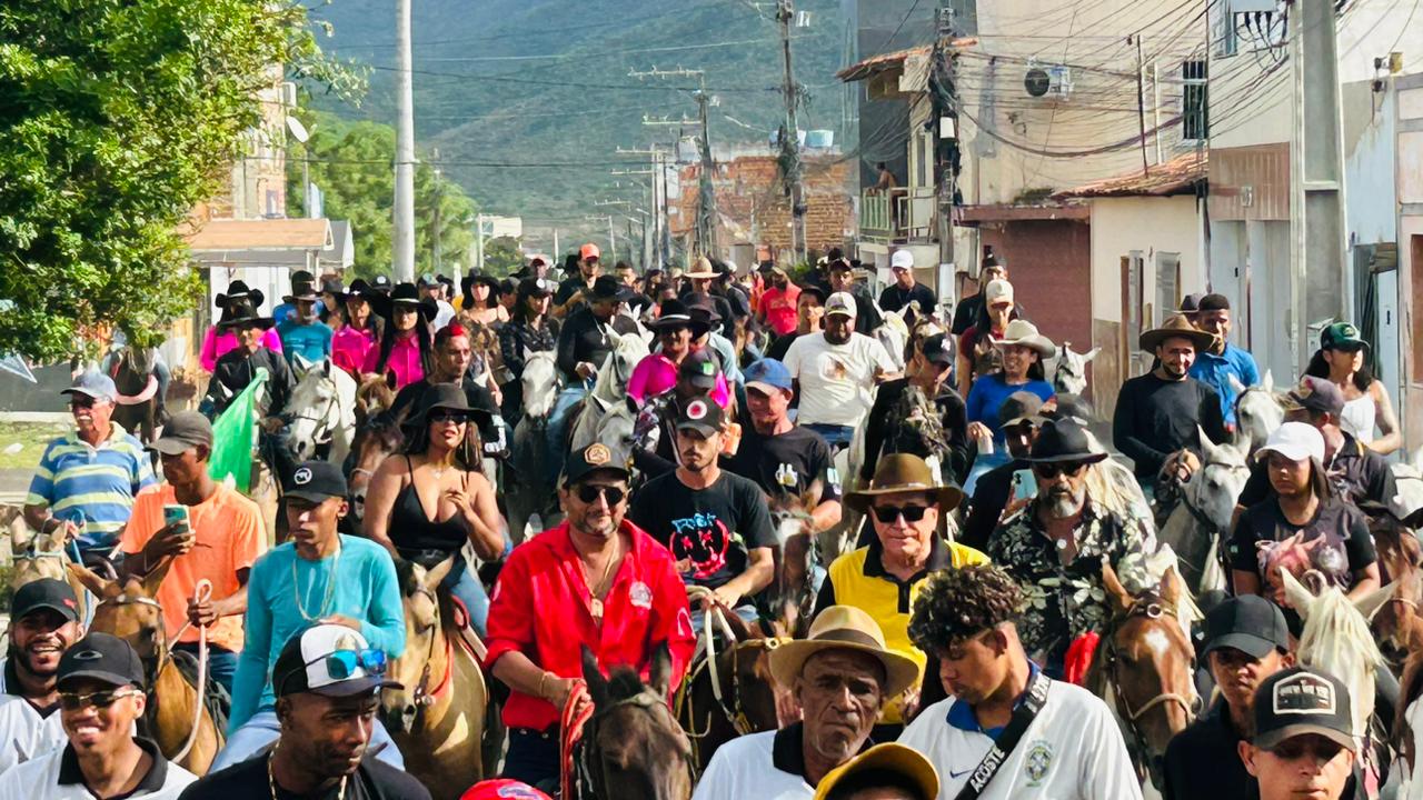 Centenas de cavaleiros e amazonas participaram da Primeira Cavalgada Municipal de Jequié Centenas de cavaleiros e amazonas participaram da Primeira Cavalgada Municipal de Jequié