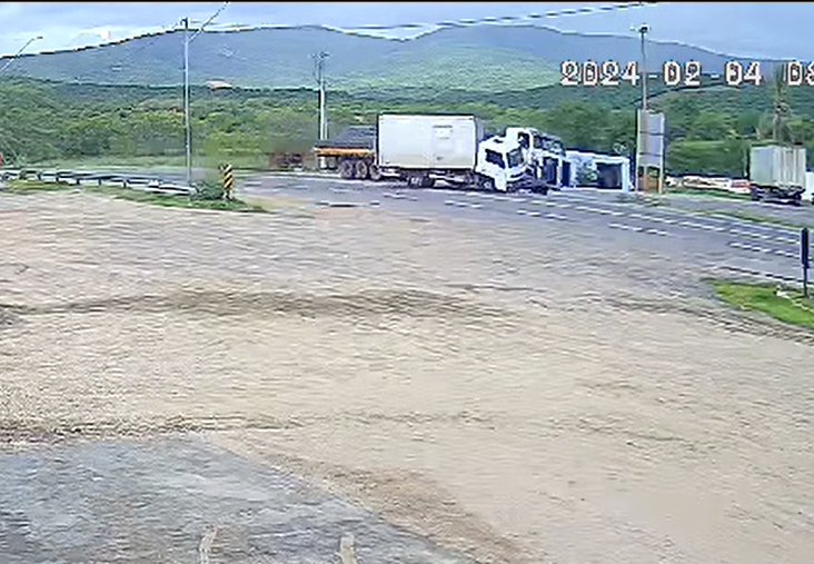 Caminhoneiro tenta conversão sobre a pista e é atingido por carreta Caminhoneiro tenta conversão sobre a pista e é atingido por carreta
