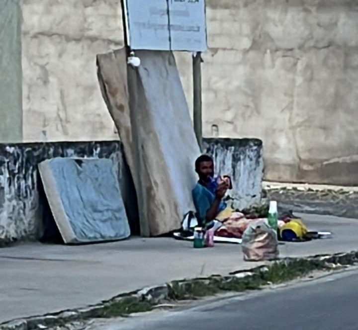 Morador de rua recusa ajuda e continua morando na calçada da Rua Professora Virgínea Morador de rua recusa ajuda e continua morando na calçada da Rua Professora Virgínea