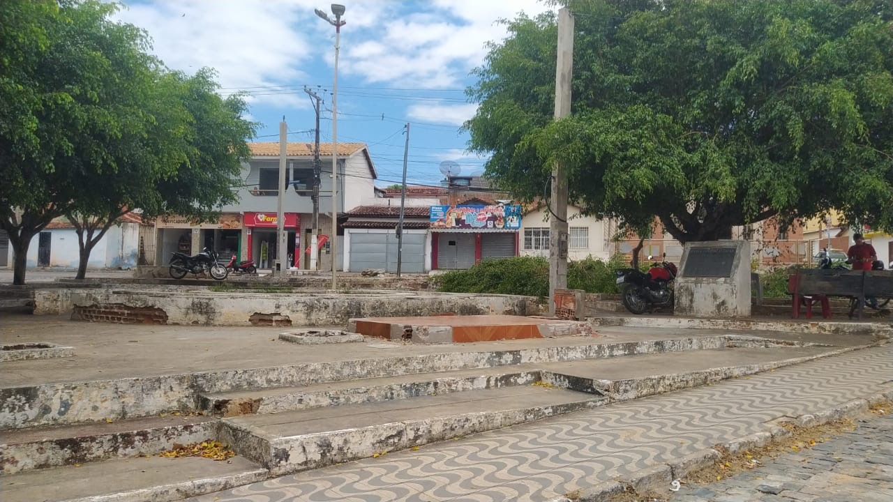 A pedido do vereador Gilvan prefeitura inicia reforma da Praça José de Alencar A pedido do vereador Gilvan prefeitura inicia reforma da Praça José de Alencar