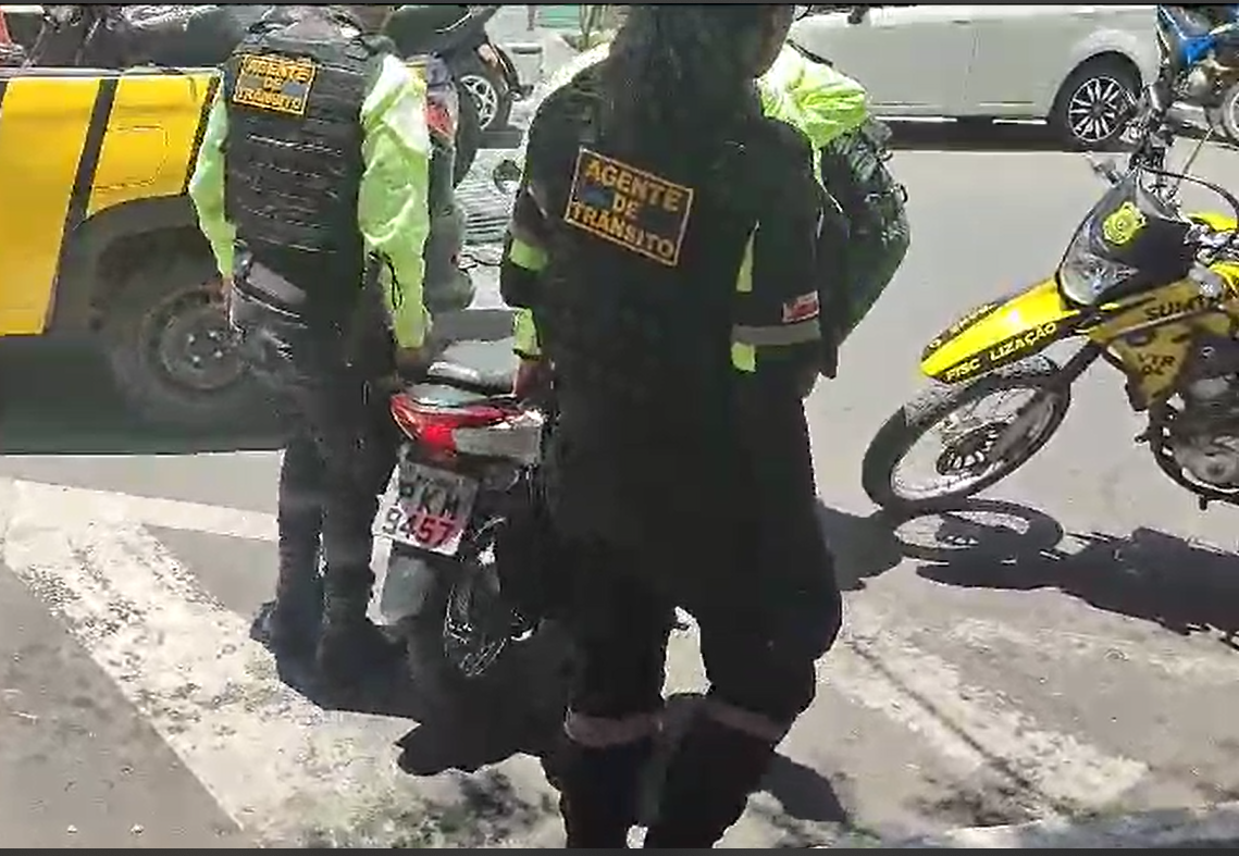 Agentes da SUMTRAN recolhem motos estacionadas nas faixas zebradas e são provocados em vídeo