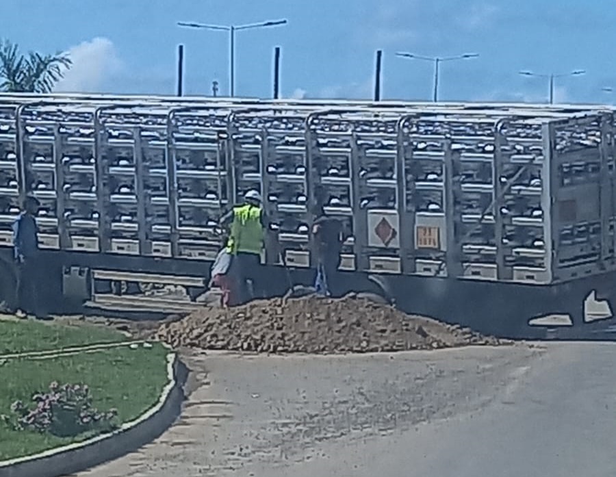 Carreta carregada com botijões atolou na Avenida Tote Lomanto