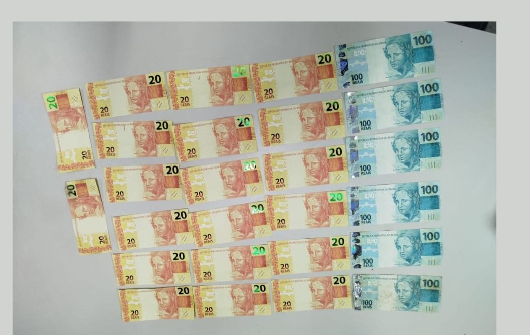 Estelionato l adolescente é apreendido com mais de mil reais em notas falsas na cidade de Jaguaquara Estelionato l adolescente é apreendido com mais de mil reais em notas falsas na cidade de Jaguaquara