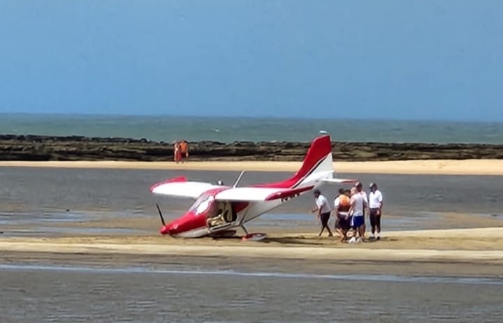 AERONAVE FAZ POUSO FORÇADO EM BANCO DE AREIA EM PORTO SEGURO