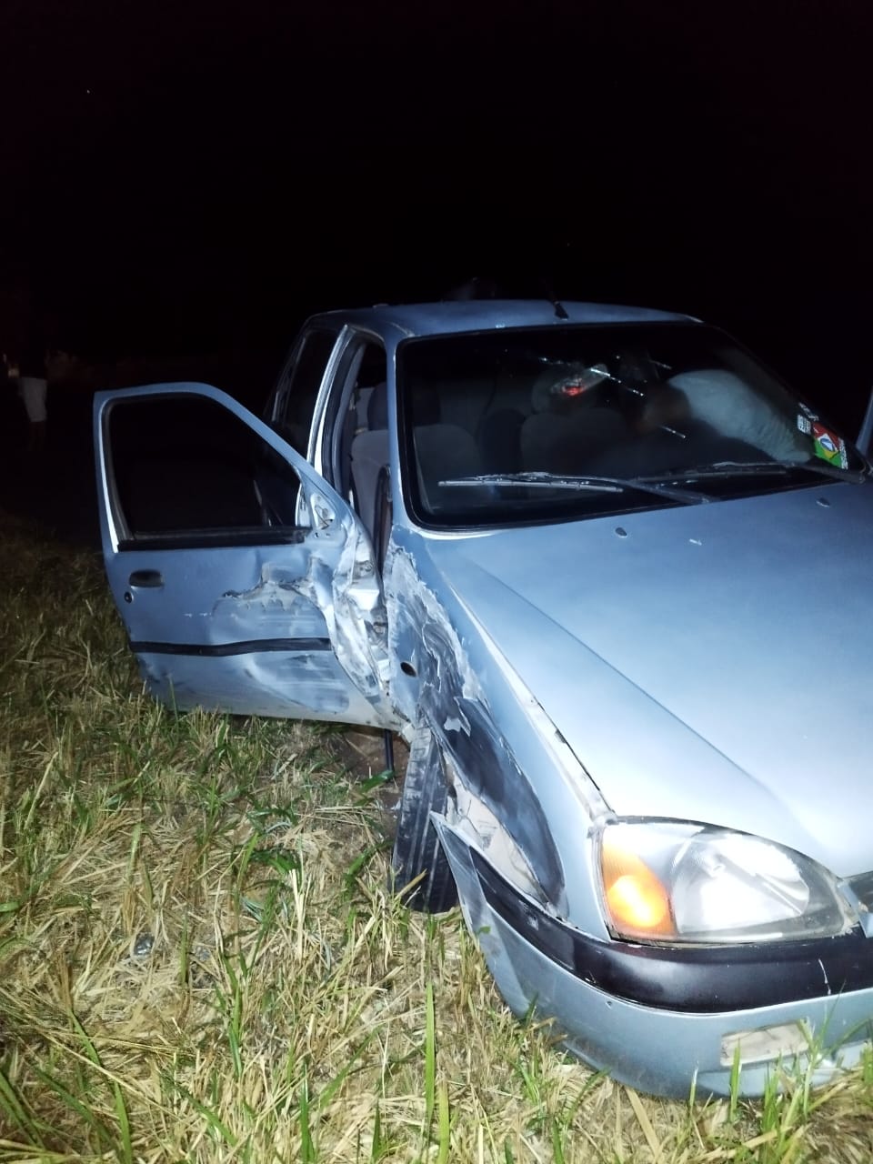 Itagí: automóvel bate em picape parada sobre a rodovia BA 130 Itagí: automóvel bate em picape parada sobre a rodovia BA 130