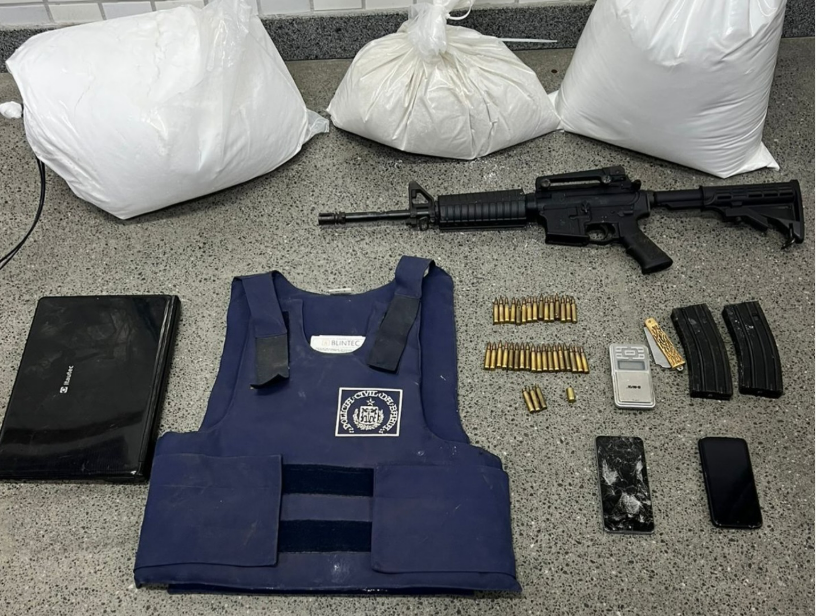 Casal de Goiás transportava drogas e fuzil para criminosos em Ipiaú Casal de Goiás transportava drogas e fuzil para criminosos em Ipiaú
