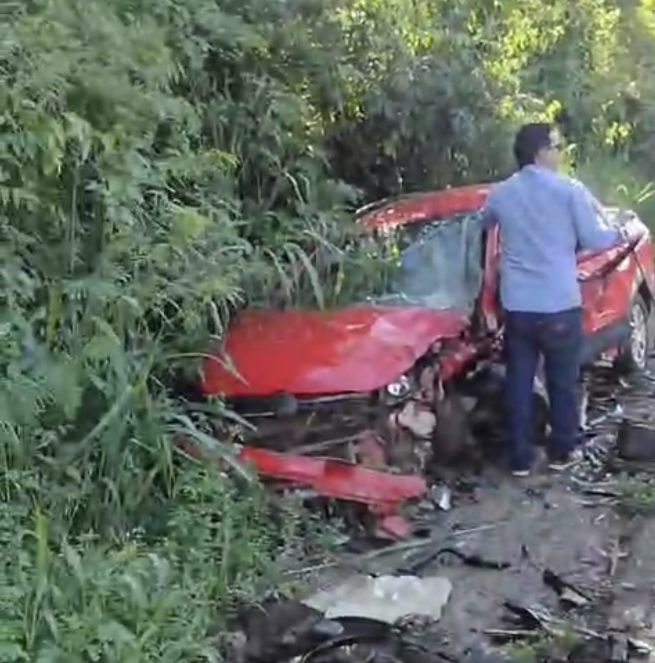 Colisão frontal entre dois automóveis na BR 330 Colisão frontal entre dois automóveis na BR 330