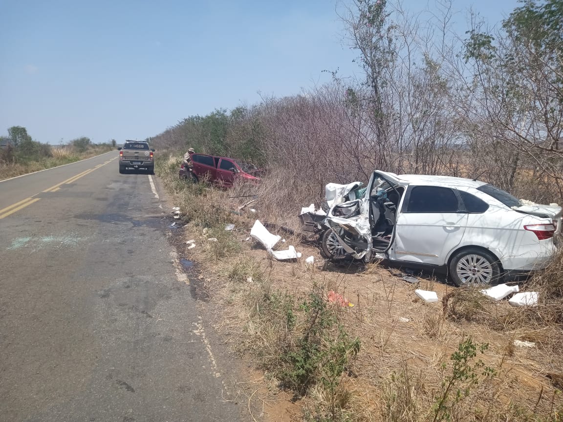 BA 026 l dois carros bateram de frente e as vítimas foram levadas para o HGPV