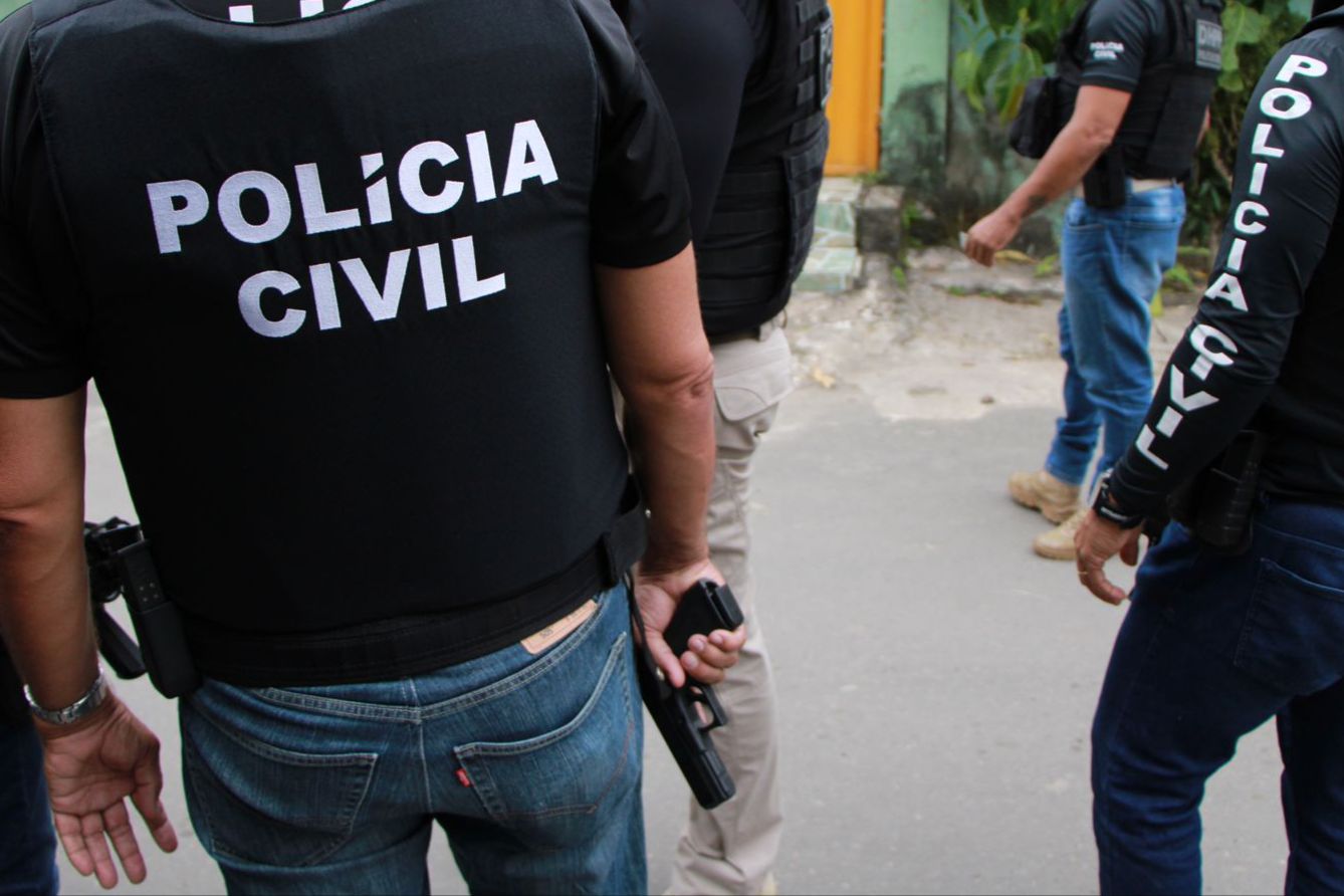 Mulher é presa em flagrante pela morte do filho de dois meses Mulher é presa em flagrante pela morte do filho de dois meses