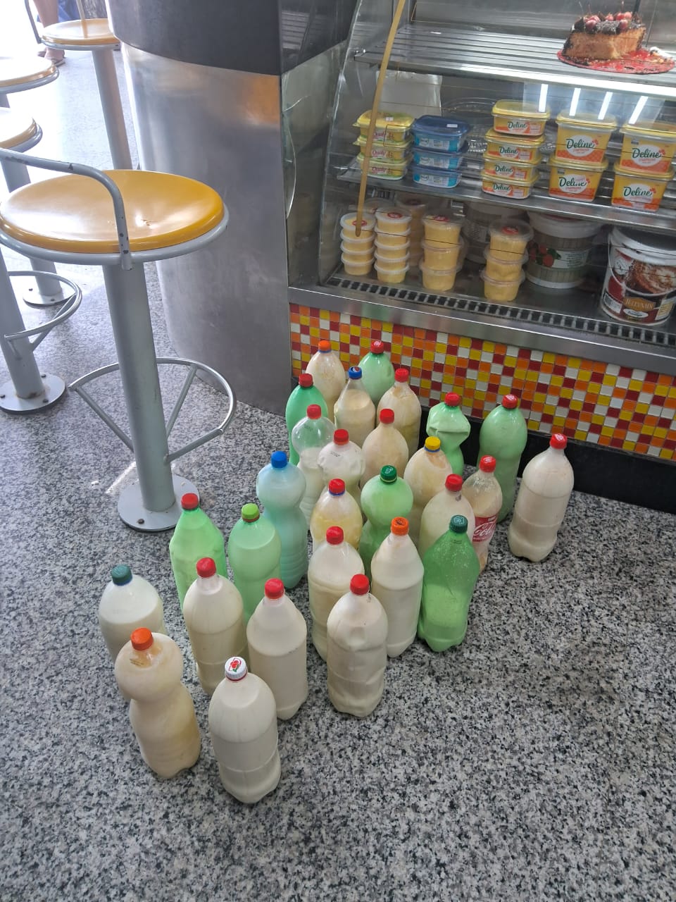Vigilância Sanitária notifica padaria no bairro Joaquim Romão que vendia leite clandestino em garrafas pet