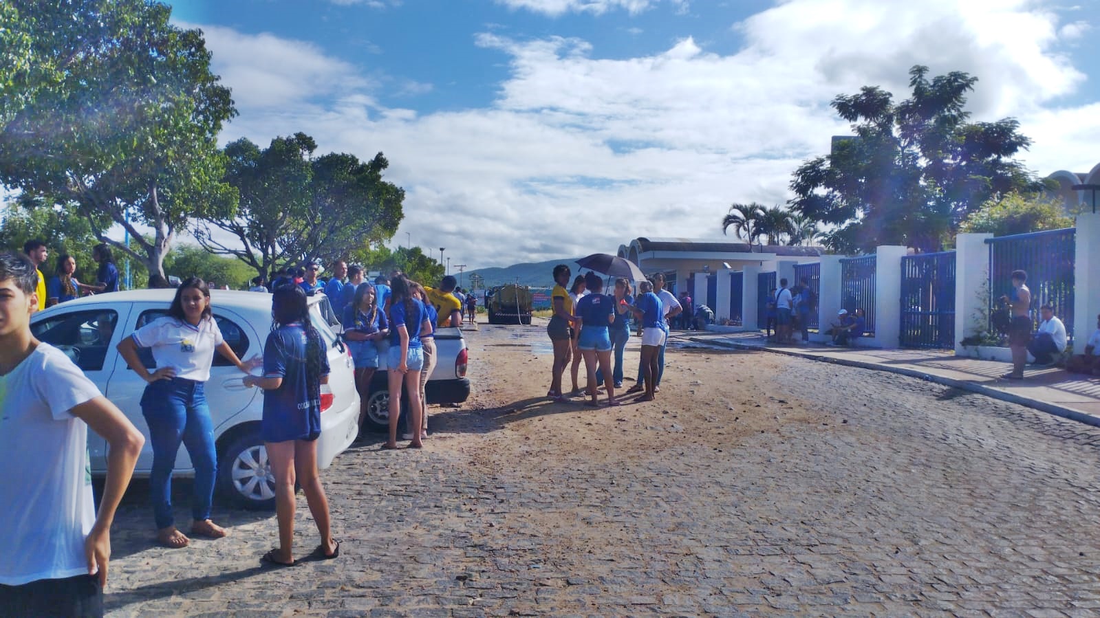 Alunos do Colégio Modelo em Jequié usaram um carro pipa para protestar por falta de ar condicionado nas salas de aula Alunos do Colégio Modelo em Jequié usaram um carro pipa para protestar por falta de ar condicionado nas salas de aula