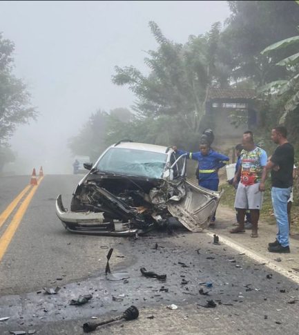 Ipiaú: Veículo fica destruído após colisão nas proximidades do Passa com Jeito Ipiaú: Veículo fica destruído após colisão nas proximidades do Passa com Jeito