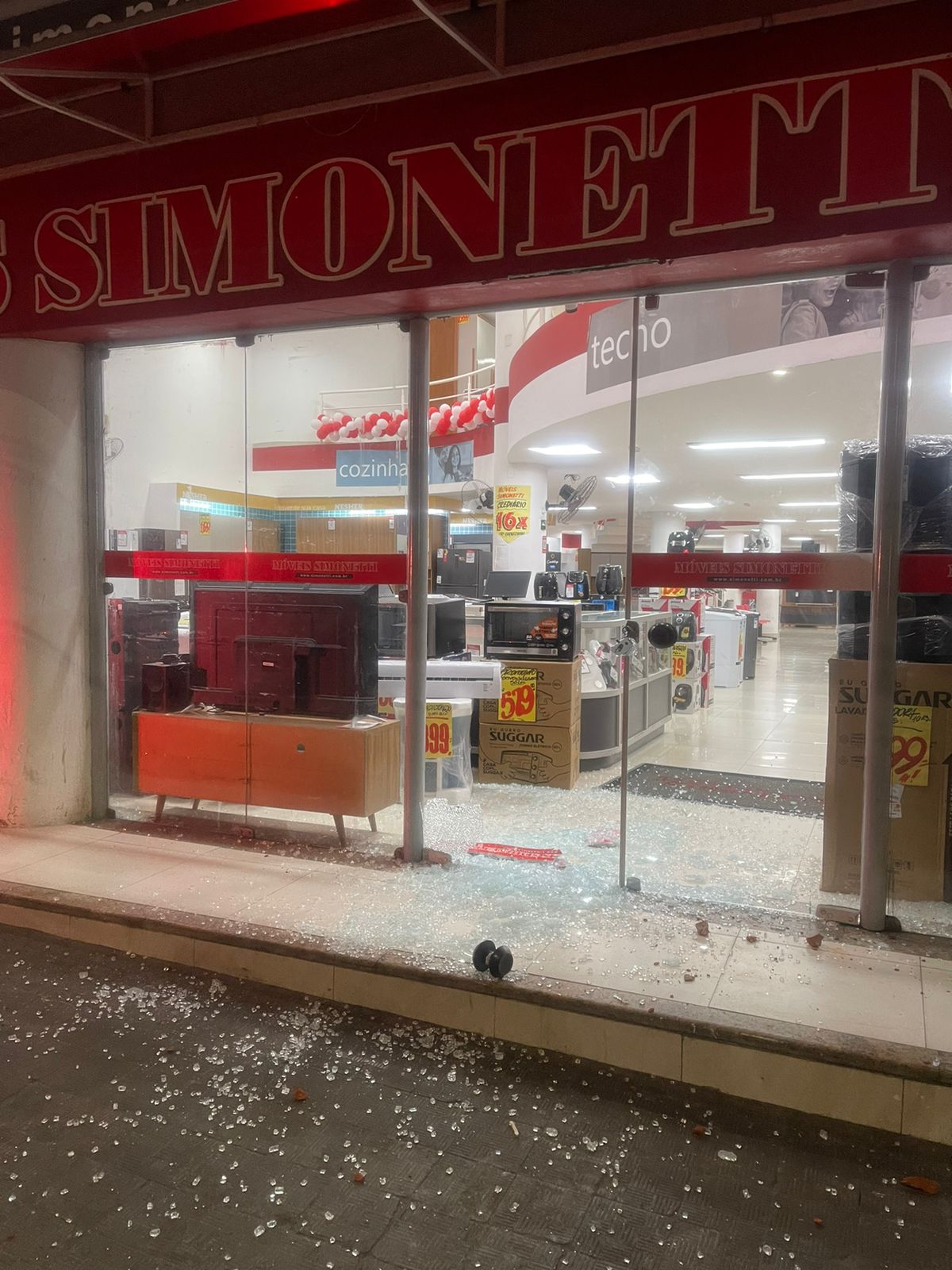 Estudante da UESB é acusado de tentar assaltar posto de gasolina e furtar uma TV na Lojas Simonet Estudante da UESB é acusado de tentar assaltar posto de gasolina e furtar uma TV na Lojas Simonet