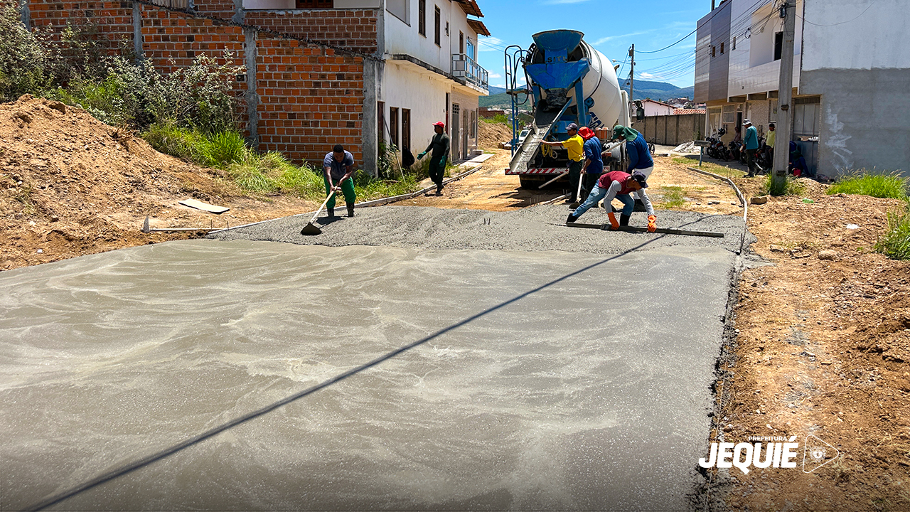 Programa de pavimentação e contempla novas ruas do Loteamento Parque da Colina Programa de pavimentação e contempla novas ruas do Loteamento Parque da Colina