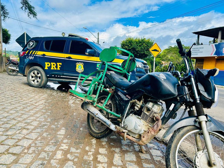 PRF recupera mais duas motocicletas irregulares em poucas horas de fiscalização na cidade de Ubatã
