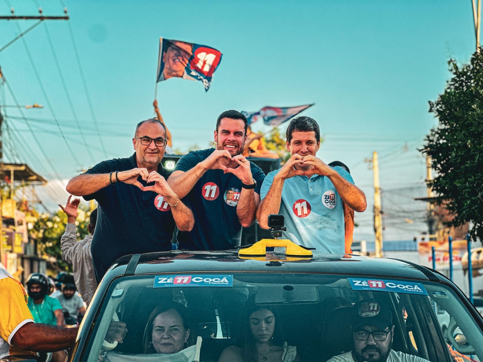 Zé eCocá, Flavinho e Hassan comandam a maior carreata da história de Jequié Zé eCocá, Flavinho e Hassan comandam a maior carreata da história de Jequié