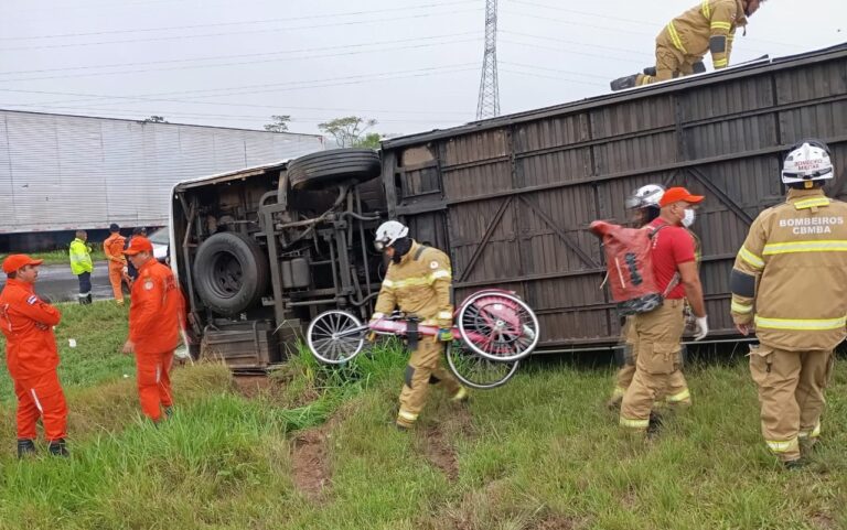 Bombeiros atendem vítimas de acidente na BR 324 Bombeiros atendem vítimas de acidente na BR 324