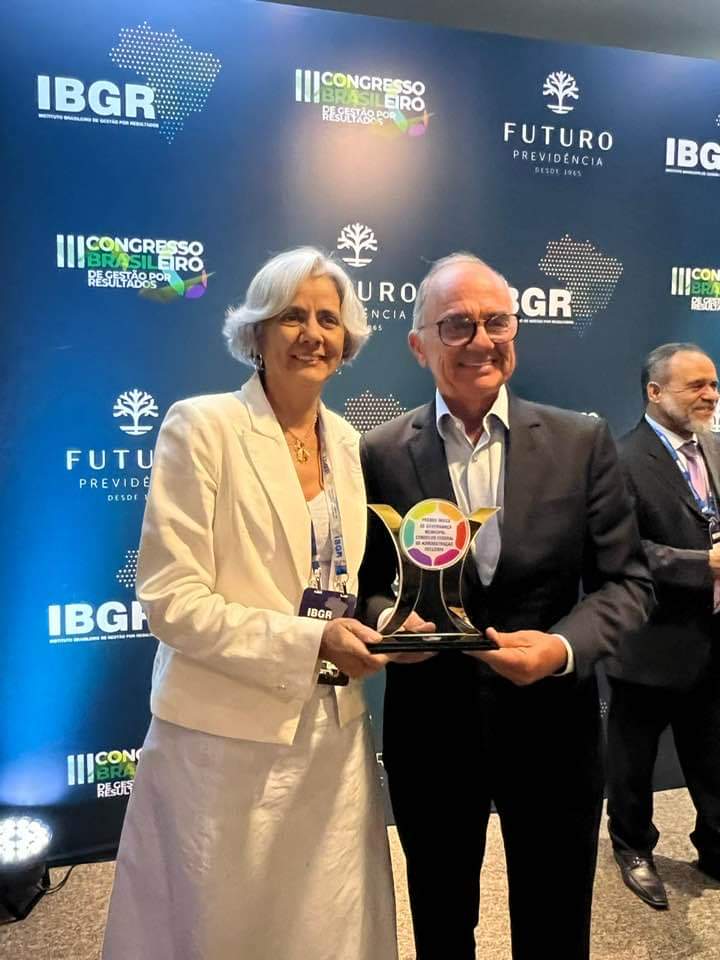Prefeito de Itagi, Dr Olival Andrade recebe prêmio de gestão em Brasília Prefeito de Itagi, Dr Olival Andrade recebe prêmio de gestão em Brasília