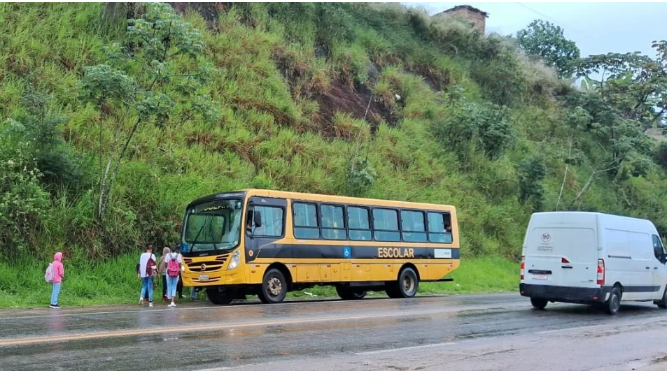 Jitaúna: Estudante é atropelada quando se dirigia ao ônibus para ir a escola Jitaúna: Estudante é atropelada quando se dirigia ao ônibus para ir a escola