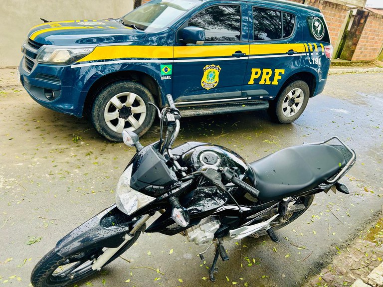 Em Nova Itarana, PRF recupera motocicleta roubada Em Nova Itarana, PRF recupera motocicleta roubada