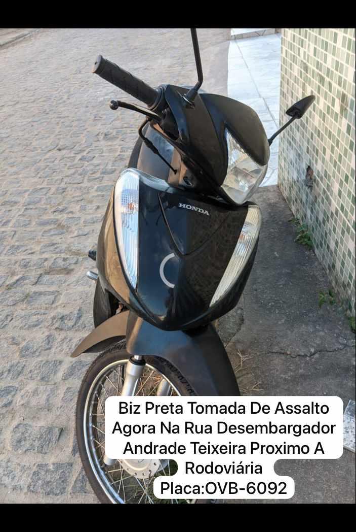 Moto tomada de assalto na Rua Desembargador Andrade Teixeira