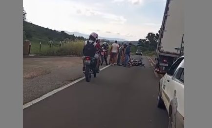 Motociclista fica ferido após sofrer acidente na BR-330 próximo a Palmeirinha no sentido Jitaúna Motociclista fica ferido após sofrer acidente na BR-330 próximo a Palmeirinha no sentido Jitaúna