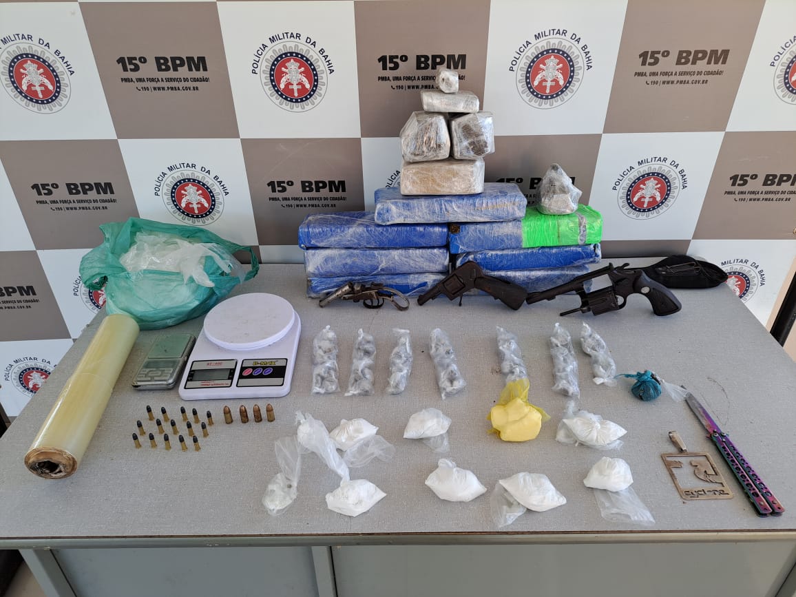 Polícia Militar apreende armas e drogas em Itabuna Polícia Militar apreende armas e drogas em Itabuna