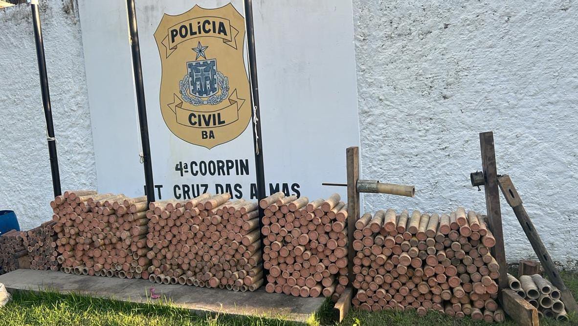 Espadas juninas clandestinas são apreendidas em Cruz das Almas Espadas juninas clandestinas são apreendidas em Cruz das Almas