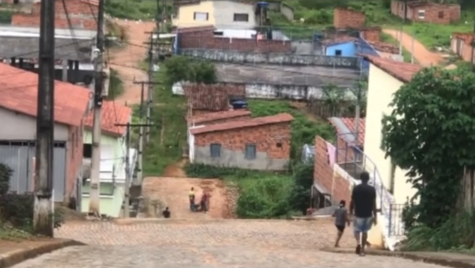Jitaúna: Homem é esfaqueado no Bairro Gilda Ramos após discussão Jitaúna: Homem é esfaqueado no Bairro Gilda Ramos após discussão