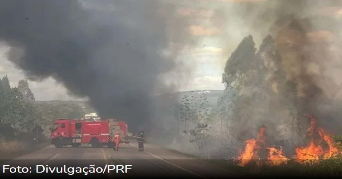 Conquista: Caminhão frigorífico tomba e pega fogo após populares serem impedidos de saquear carga