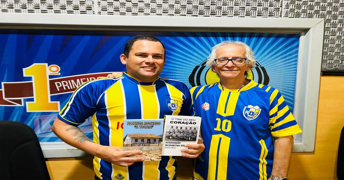 Escritor Charles Meira presenteia Junior Mascote com os clássico Time do Meu coração e Fazenda Rochedo