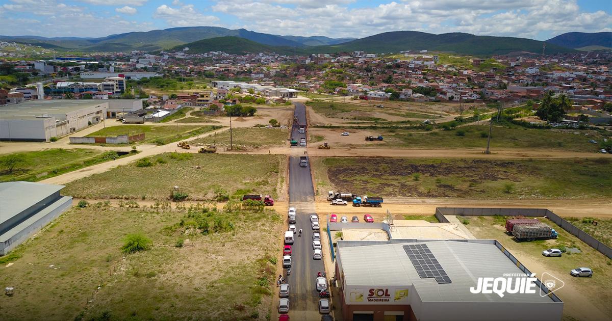 Prefeitura de Jequié em parceria com a iniciativa privada inicia pavimentação asfáltica da Rua Elza Galvão Vaz interligando Avenida Franz Gedeon
