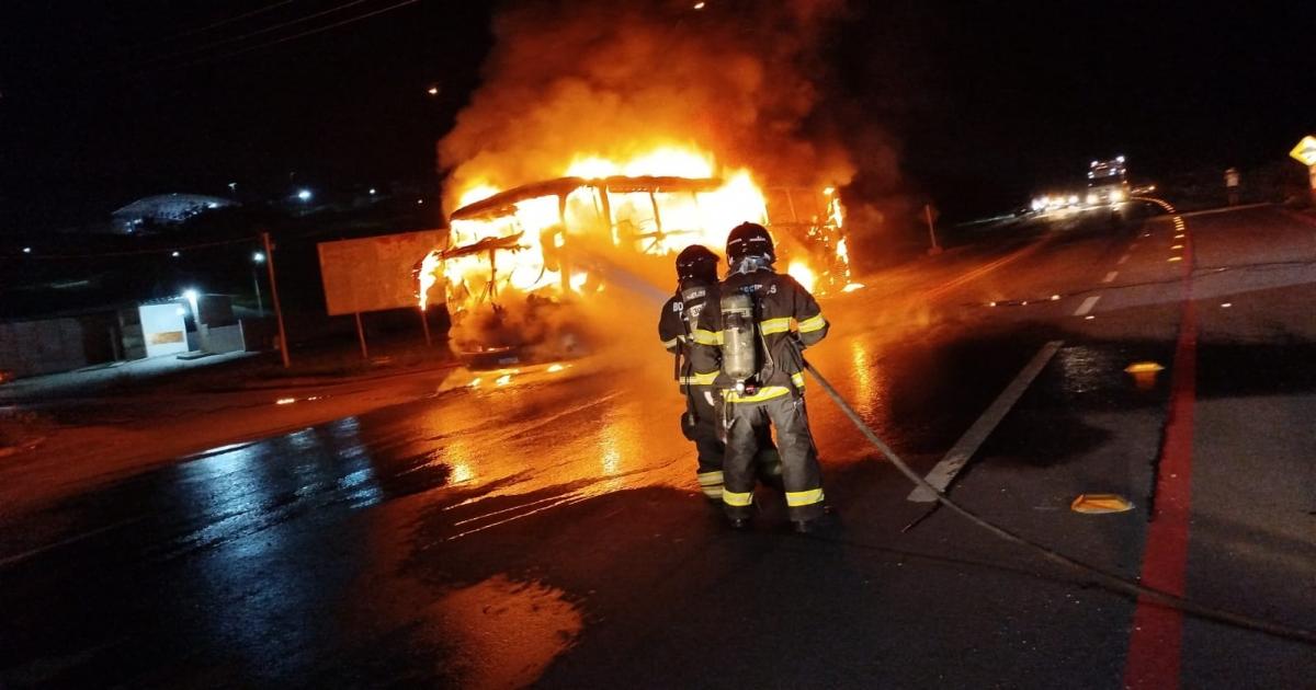 Incêndio destruiu ônibus que transportava universitários de Maracás para Jequié