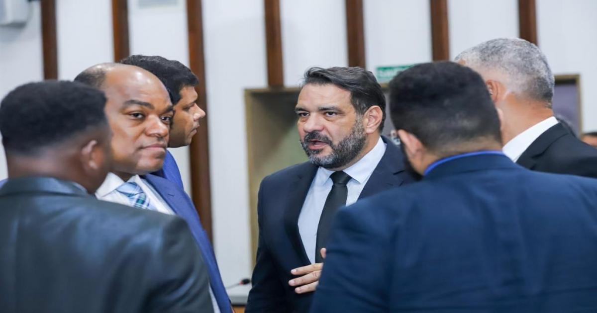 Oposição na AL-BA formaliza convite para secretária de Educação explicar portaria de aprovação em massa de estudantes